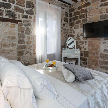 Seafront Apartment In Historical Cippico Castle Kastela Dış mekan fotoğraf