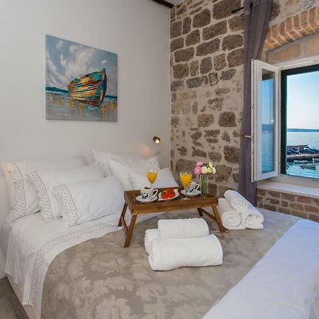 Seafront Apartment In Historical Cippico Castle Kastela Dış mekan fotoğraf