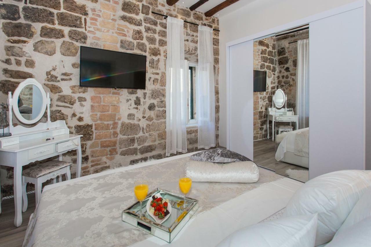 Seafront Apartment In Historical Cippico Castle Kastela Dış mekan fotoğraf