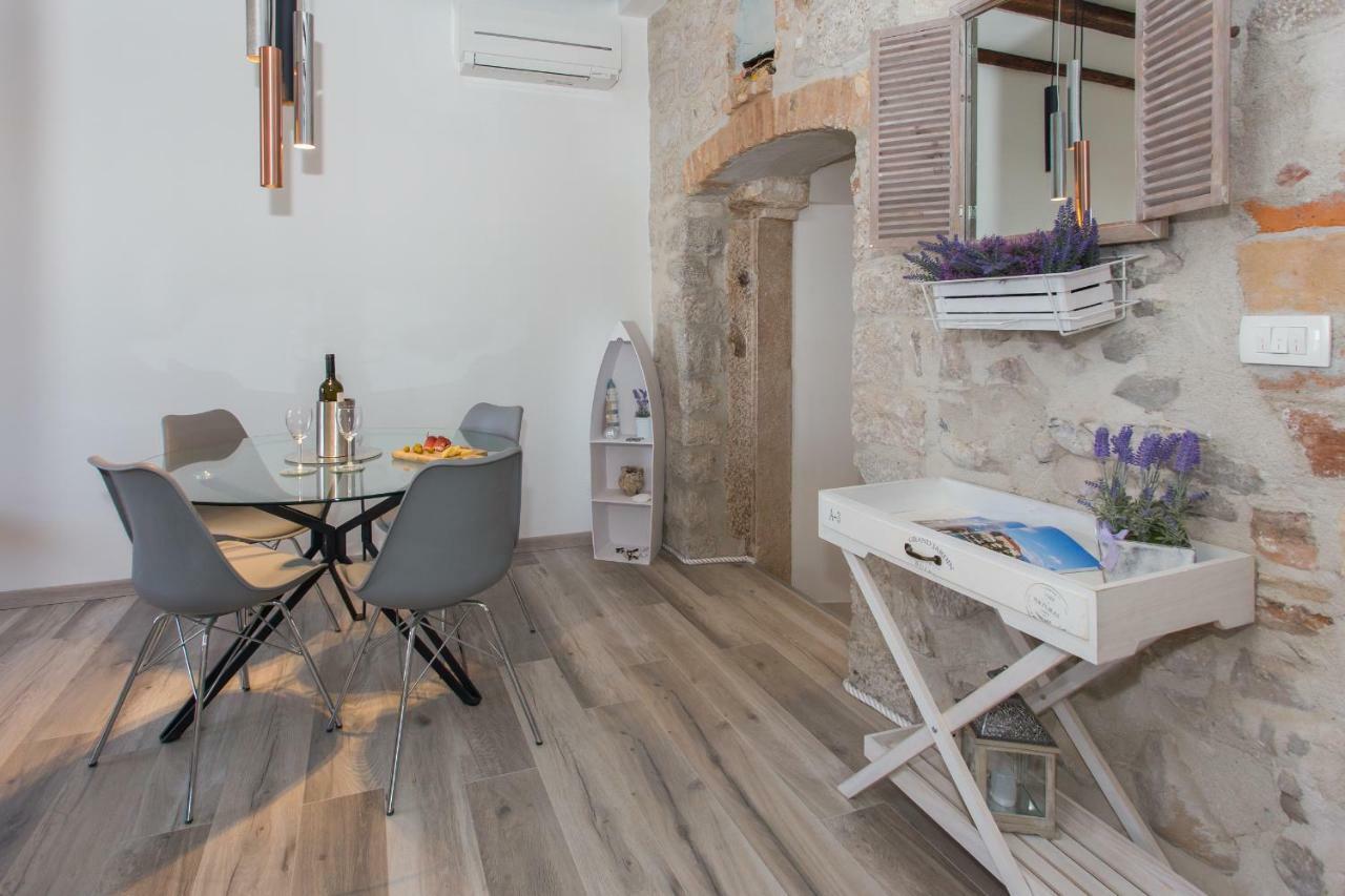 Seafront Apartment In Historical Cippico Castle Kastela Dış mekan fotoğraf