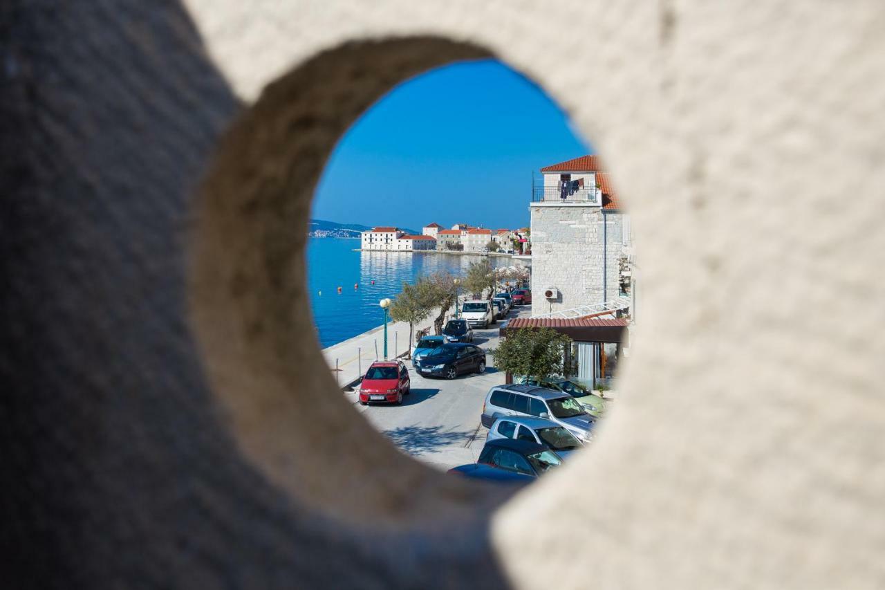 Seafront Apartment In Historical Cippico Castle Kastela Dış mekan fotoğraf