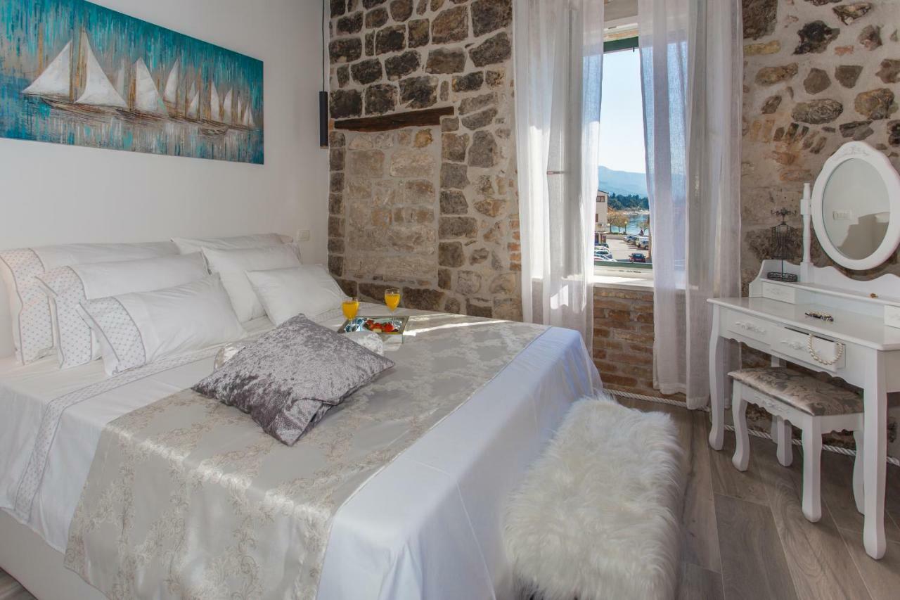 Seafront Apartment In Historical Cippico Castle Kastela Dış mekan fotoğraf