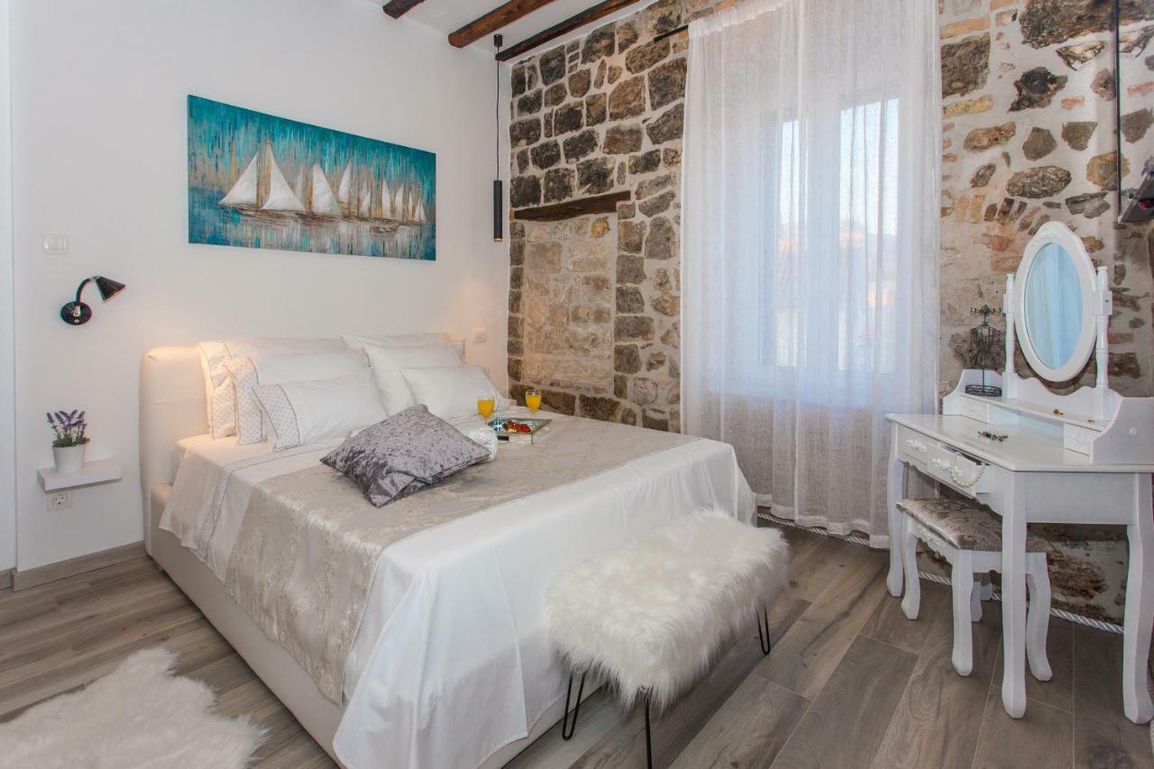 Seafront Apartment In Historical Cippico Castle Kastela Dış mekan fotoğraf