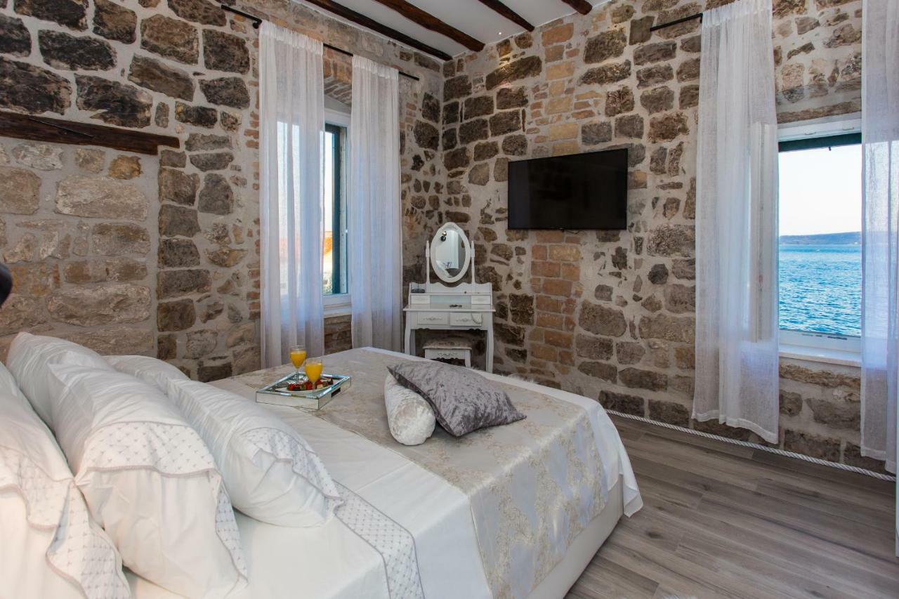 Seafront Apartment In Historical Cippico Castle Kastela Dış mekan fotoğraf