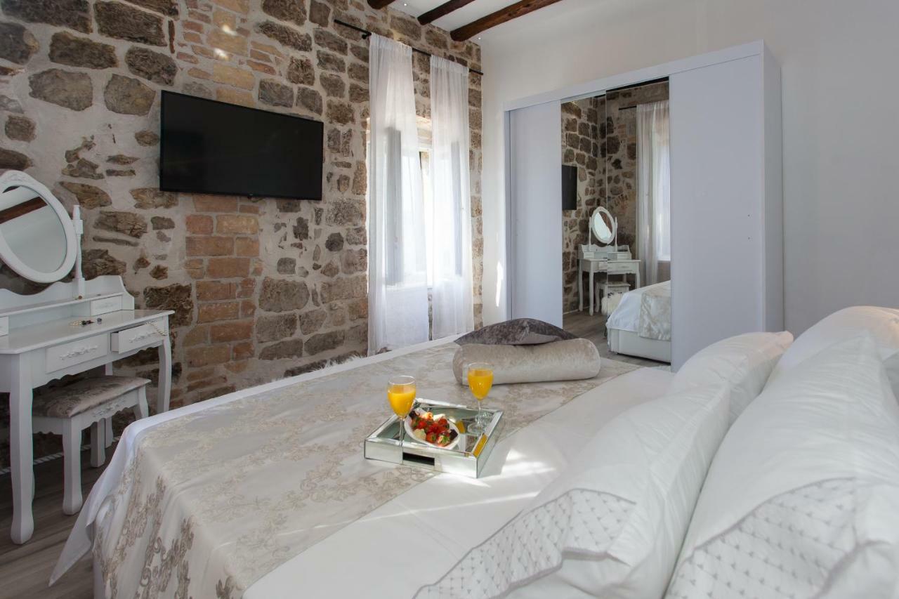 Seafront Apartment In Historical Cippico Castle Kastela Dış mekan fotoğraf