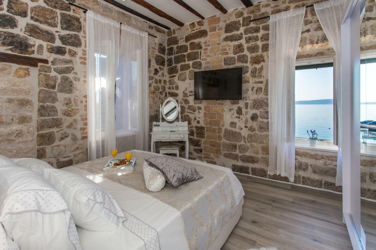 Seafront Apartment In Historical Cippico Castle Kastela Dış mekan fotoğraf