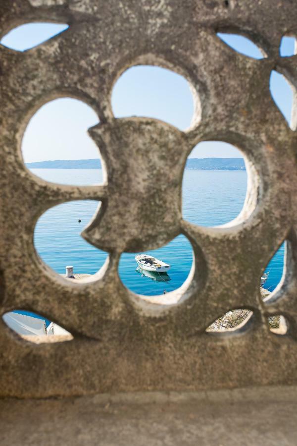 Seafront Apartment In Historical Cippico Castle Kastela Dış mekan fotoğraf