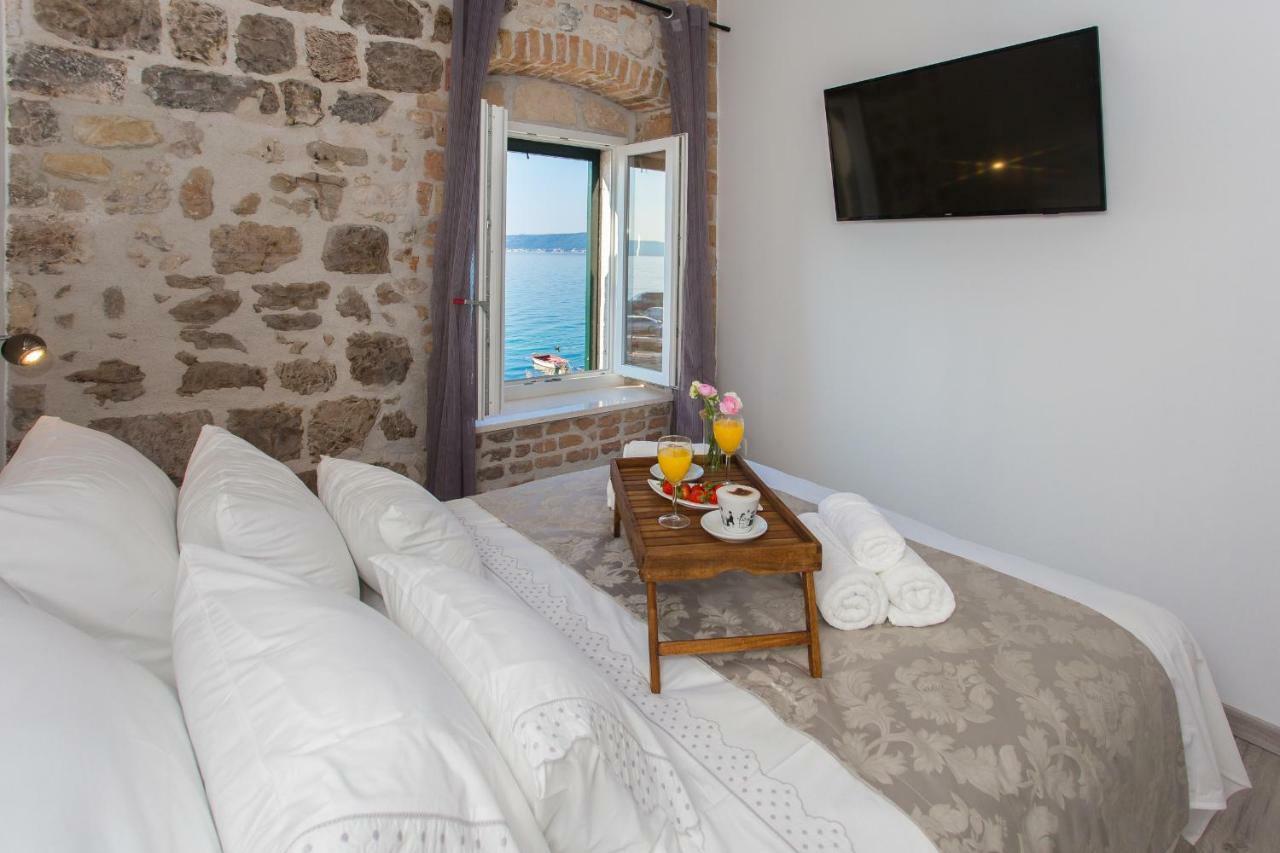 Seafront Apartment In Historical Cippico Castle Kastela Dış mekan fotoğraf