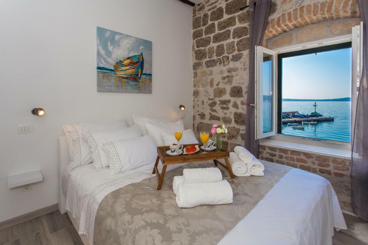 Seafront Apartment In Historical Cippico Castle Kastela Dış mekan fotoğraf