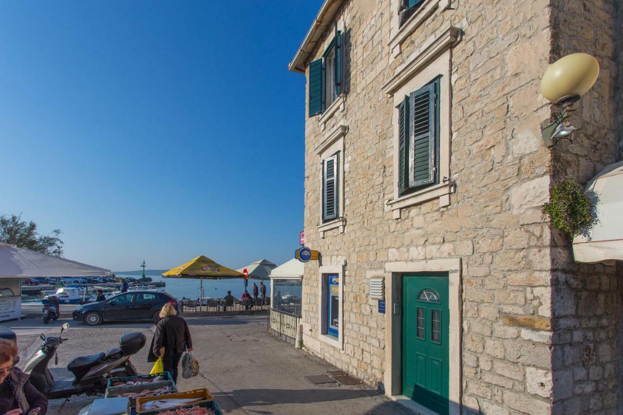 Seafront Apartment In Historical Cippico Castle Kastela Dış mekan fotoğraf